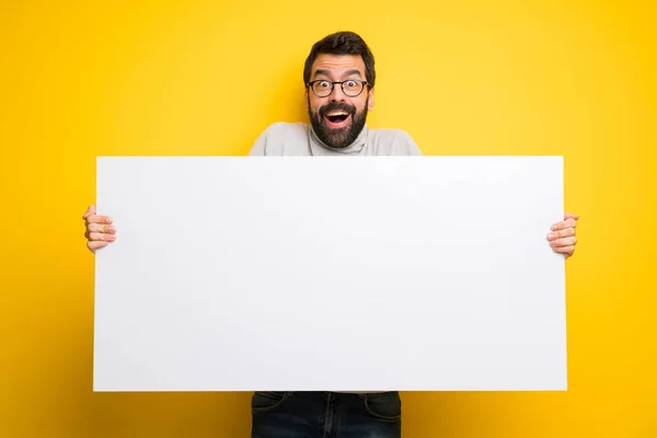 Hombre Con Barba Cuello Alto Sosteniendo Una Pancarta Para Insertar — Foto de Stock