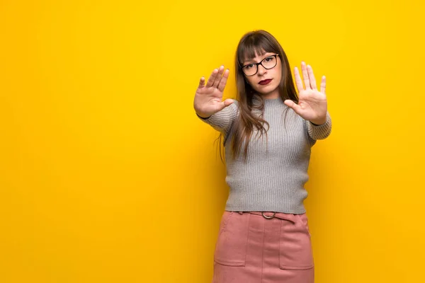 Vrouw Met Bril Gele Muur Stop Gebaar Maken Voor Teleurgesteld — Stockfoto