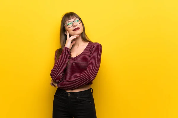 Bir Fikir Ararken Süre Düşünme Sarı Duvarın Üzerinden Gözlüklü Kadın — Stok fotoğraf