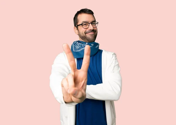 Hombre Guapo Con Gafas Sonriendo Mostrando Signo Victoria Sobre Fondo —  Fotos de Stock