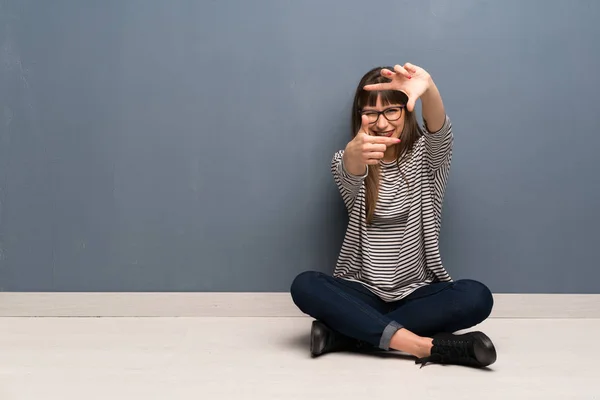 Frau Mit Brille Auf Dem Boden Sitzend Das Gesicht Fokussierend — Stockfoto