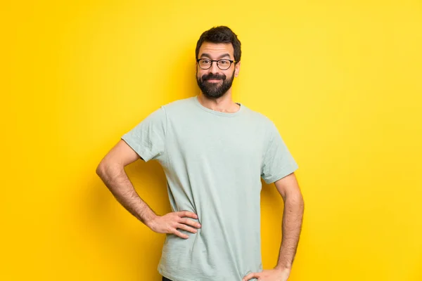 Man Met Baard Groen Shirt Poseren Met Armen Hip Glimlachend — Stockfoto