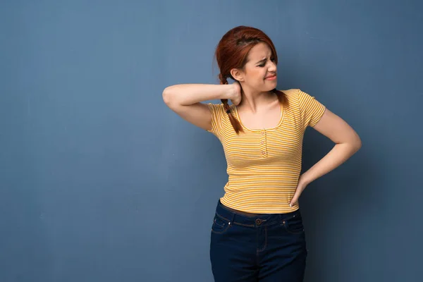 Young Redhead Woman Blue Background Neckache — Stock Photo, Image