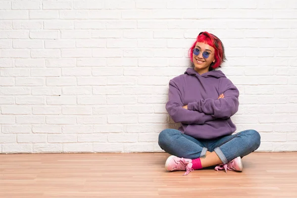 Mujer Joven Con Pelo Rosa Sentado Suelo Con Gafas Sonriendo — Foto de Stock