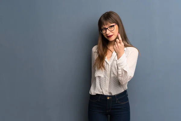 Woman Glasses Blue Wall Inviting Come Hand Happy You Came — Stock Photo, Image