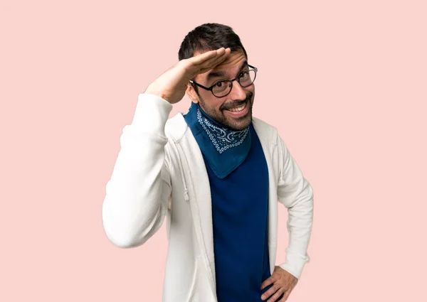 Hombre Guapo Con Gafas Saludando Con Mano Sobre Fondo Rosa —  Fotos de Stock