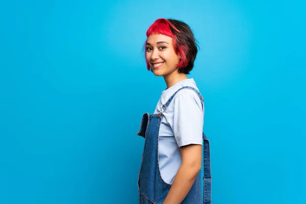 Mujer Joven Con Pelo Rosa Sobre Pared Azul Riendo — Foto de Stock
