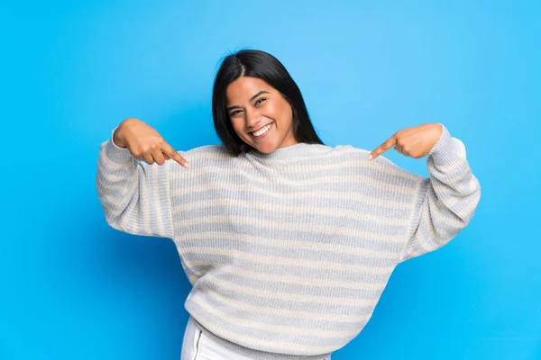 Giovane Ragazza Colombiana Con Maglione Orgoglioso Soddisfatto Stesso Concetto Amore — Foto Stock