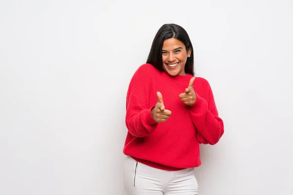 Jovem Colombiana Com Camisola Vermelha Apontando Para Frente Sorrindo — Fotografia de Stock