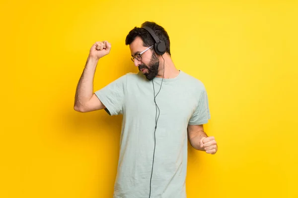 Man Met Baard Groen Shirt Luisteren Naar Muziek Met Een — Stockfoto