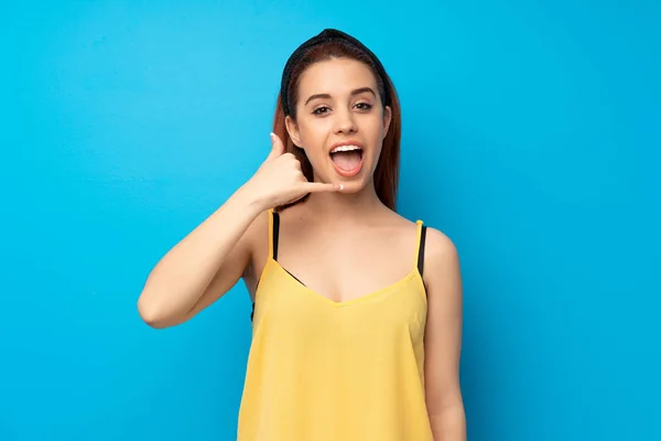 Young Redhead Woman Blue Background Making Phone Gesture Call Back — Stock Photo, Image