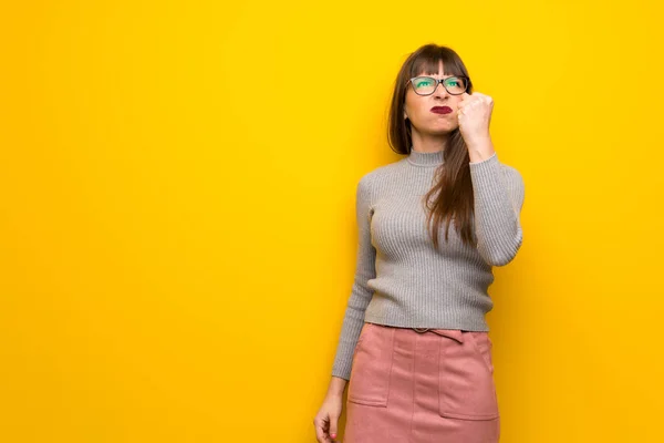 Kızgın Hareketi Ile Sarı Duvarın Üzerinden Gözlüklü Kadın — Stok fotoğraf