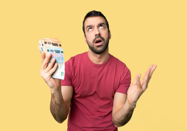Muž Hodně Peněz Frustrovaný Tím Špatná Situace Izolované Žluté Pozadí — Stock fotografie
