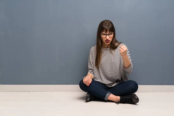 Frau Mit Brille Sitzt Mit Wütender Geste Auf Dem Boden — Stockfoto