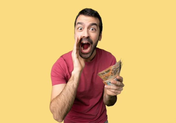Άνθρωπος Παίρνει Πολλά Λεφτά Φωνάζοντας Στόμα Ορθάνοιχτο Απομονωμένο Κίτρινο Φόντο — Φωτογραφία Αρχείου