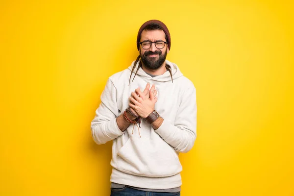 Hippie Man Met Dreadlocks Hebben Een Pijn Het Hart — Stockfoto