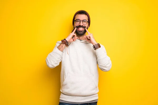 Hippie Man Met Dreadlocks Glimlachen Met Een Gelukkige Aangename Expressie — Stockfoto