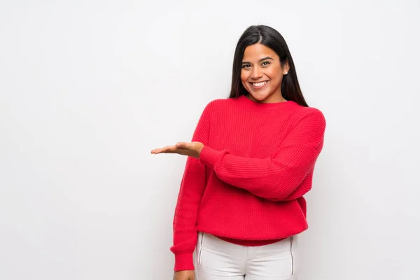 Junge Kolumbianische Mädchen Mit Rotem Pullover Präsentiert Eine Idee Während — Stockfoto