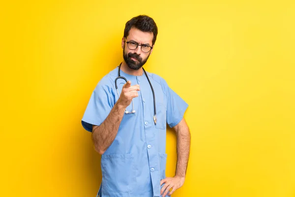 Chirurg Arzt Mann Frustriert Und Zeigt Nach Vorne — Stockfoto