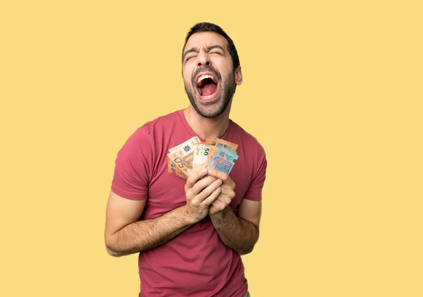 Άνθρωπος Παίρνει Πολλά Χρήματα Φωνάζοντας Στο Μέτωπο Στόμα Ορθάνοιχτο Απομονωμένο — Φωτογραφία Αρχείου