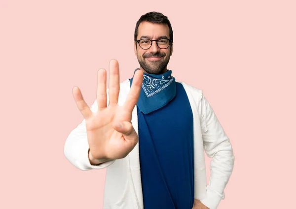 Hombre Guapo Con Gafas Feliz Contando Cuatro Con Los Dedos —  Fotos de Stock