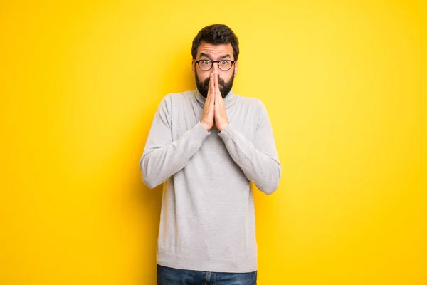 Hombre Con Barba Cuello Alto Mantiene Palma Unida Persona Pide — Foto de Stock