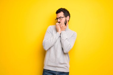 Sakallı ve balıkçı yaka biraz gergin ve korkmuş ellerini ağzına koyarak