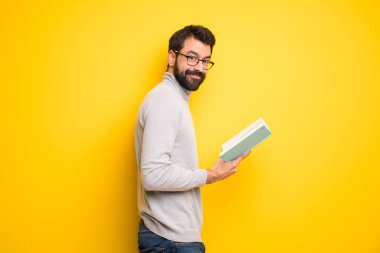 Adam sakal ve bir kitap ve okuma zevk balıkçı yaka