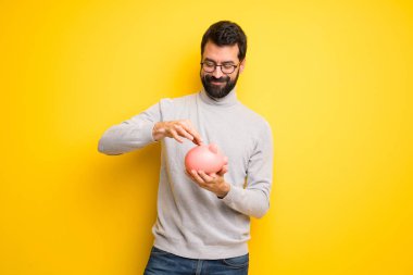 Adam sakal ve dolu olduğu için kumbara ve mutlu alarak balıkçı yaka