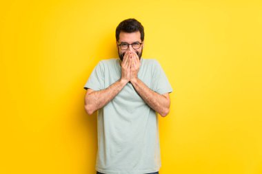 Sakal ve yeşil gömlek ile adam ağız kapsayan çok gülümseyen