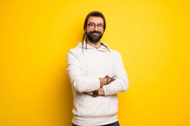 Dreadlocks ile hippi adam silah tutmak frontal pozisyonda geçti