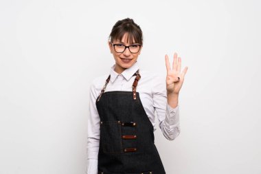 Önlük mutlu ve sayım dört parmak ile olan kadın