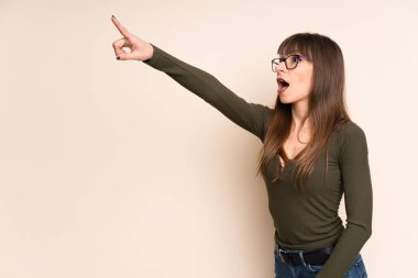 Uzağa işaret koyu sarı zemin üzerine genç kadın