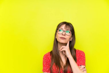 Yeşil duvar bir fikir düşünce genç kadın