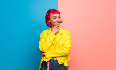 Genç kadın sarı ceket tarafına el ile çeneme arıyorum.