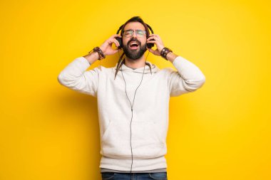 Dreadlocks ile hippi adam kulaklık ile müzik dinlerken