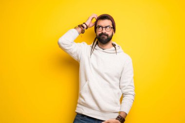 Dreadlocks ile hippi adam kafa çizilirken şüphe sahip