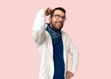 İzole pembe arka planda kafa çizilirken gözlüklü yakışıklı adam şüpheler