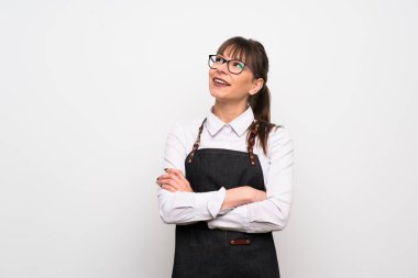 Gülümseyen süre ararken önlük ile genç kadın