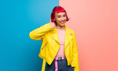 Sarı ceket telefon jest yapma genç kadınla. Bana arka işareti de