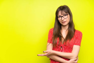 Genç kadın yüzünden elleri yanına gelmek için davet için uzanan yeşil duvar