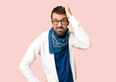 Hayal kırıklığı ve izole pembe arka plan üzerinde anlayış değil bir ifade ile gözlük ile yakışıklı adam