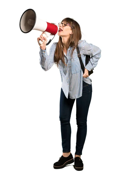 メガホンを使って叫ぶメガネ女性のフルレングスのショット — ストック写真