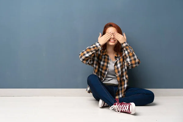 Junge Rothaarige Frau Die Mit Den Händen Auf Dem Boden — Stockfoto