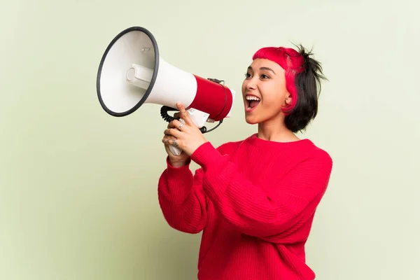 Jonge Vrouw Met Rode Trui Schreeuwen Door Een Megafoon — Stockfoto