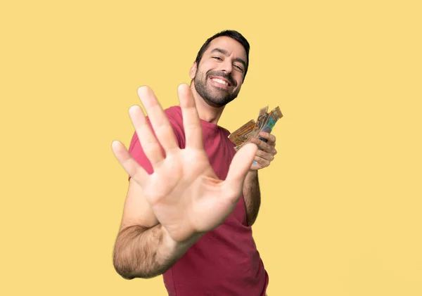 Άνθρωπος Παίρνει Πολλά Χρήματα Μετρώντας Πέντε Δάχτυλα Απομονωμένο Κίτρινο Φόντο — Φωτογραφία Αρχείου