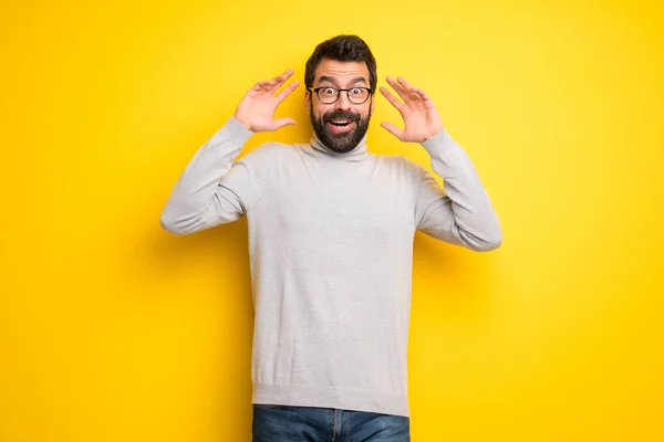 Homme Barbe Col Roulé Avec Surprise Expression Faciale Choquée — Photo