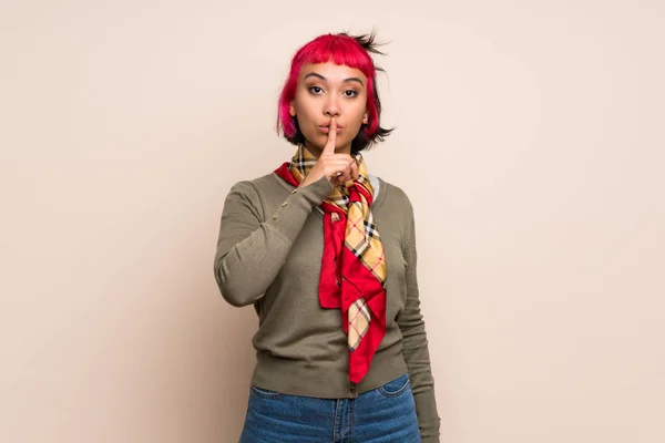 Jonge Vrouw Met Roze Haren Gele Muur Tonen Een Teken — Stockfoto