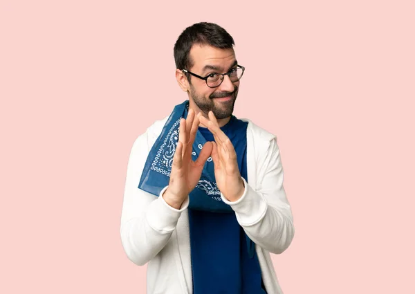 Hombre Guapo Con Gafas Maquinando Algo Sobre Fondo Rosa Aislado —  Fotos de Stock