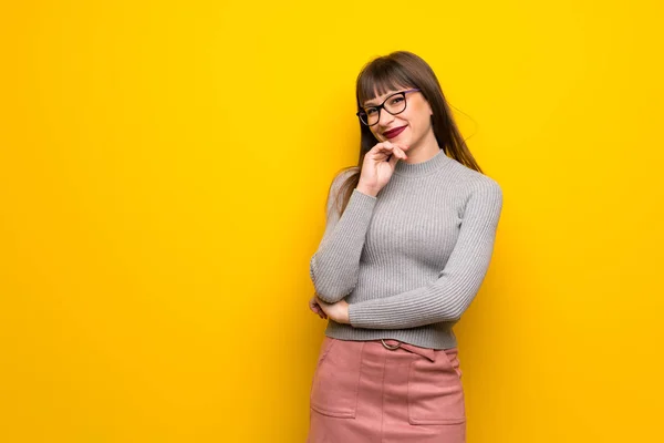 Vrouw Met Bril Gele Muur Glimlachen Kijken Naar Voorkant Met — Stockfoto